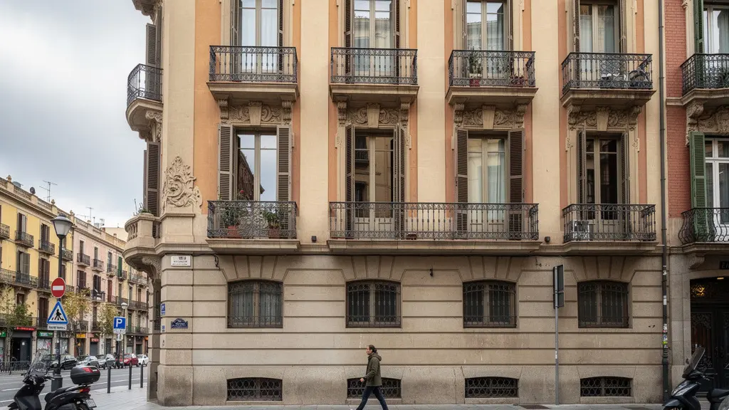 Fachada de edificio residencial estilo Barcelona en barrio Gràcia con balcones de hierro forjado