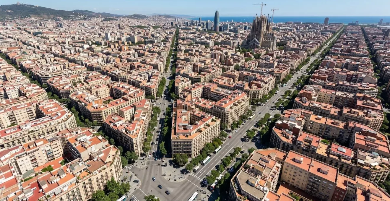 Vista aérea de edificios residenciales del distrito Eixample de Barcelona mostrando la cuadrícula urbana característica y arquitectura modernista bajo luz diurna