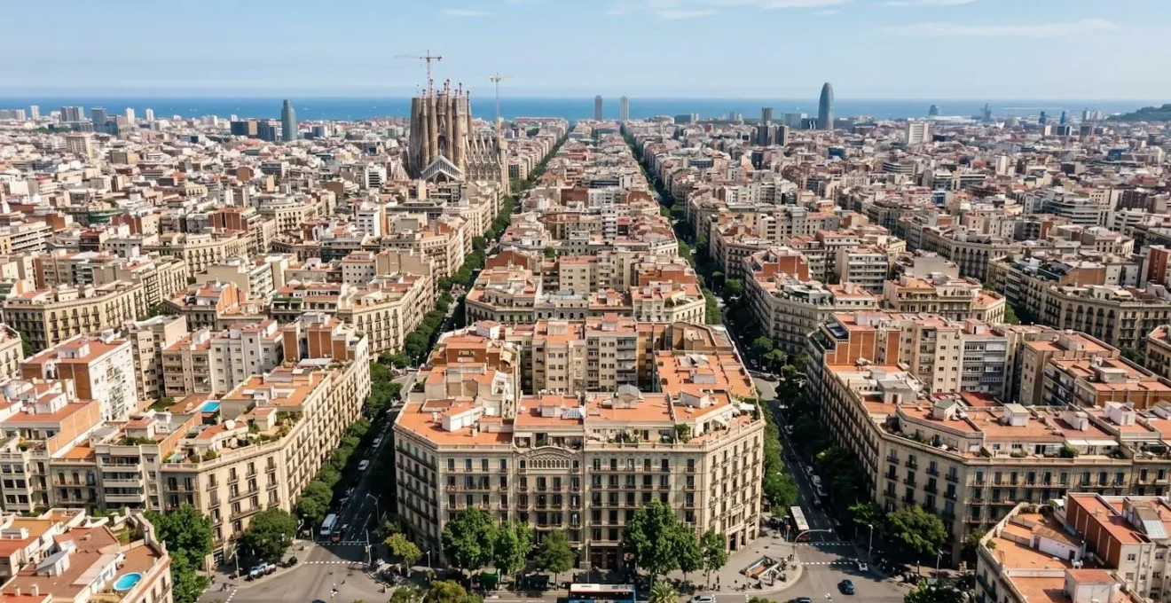 Vista aérea de edificios residenciales del distrito Eixample de Barcelona mostrando la cuadrícula urbana característica y arquitectura modernista bajo luz diurna