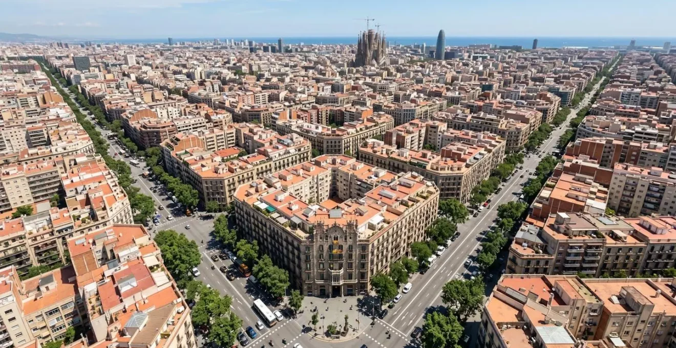 Vista aérea de edificios residenciales del distrito Eixample de Barcelona mostrando la cuadrícula urbana característica y arquitectura modernista bajo luz diurna
